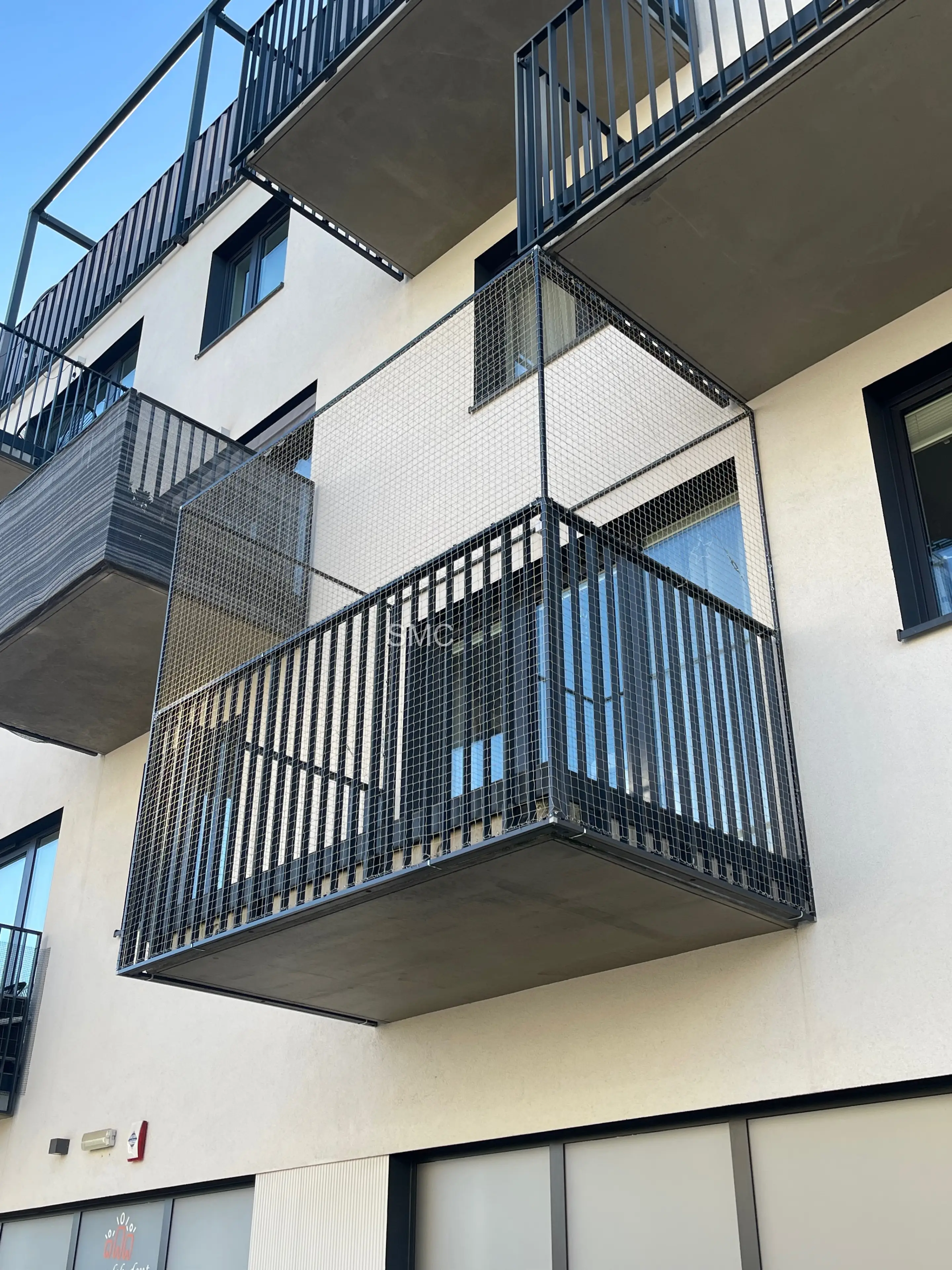 Stelaże balkonowe z profili aluminiowych - przykład 1